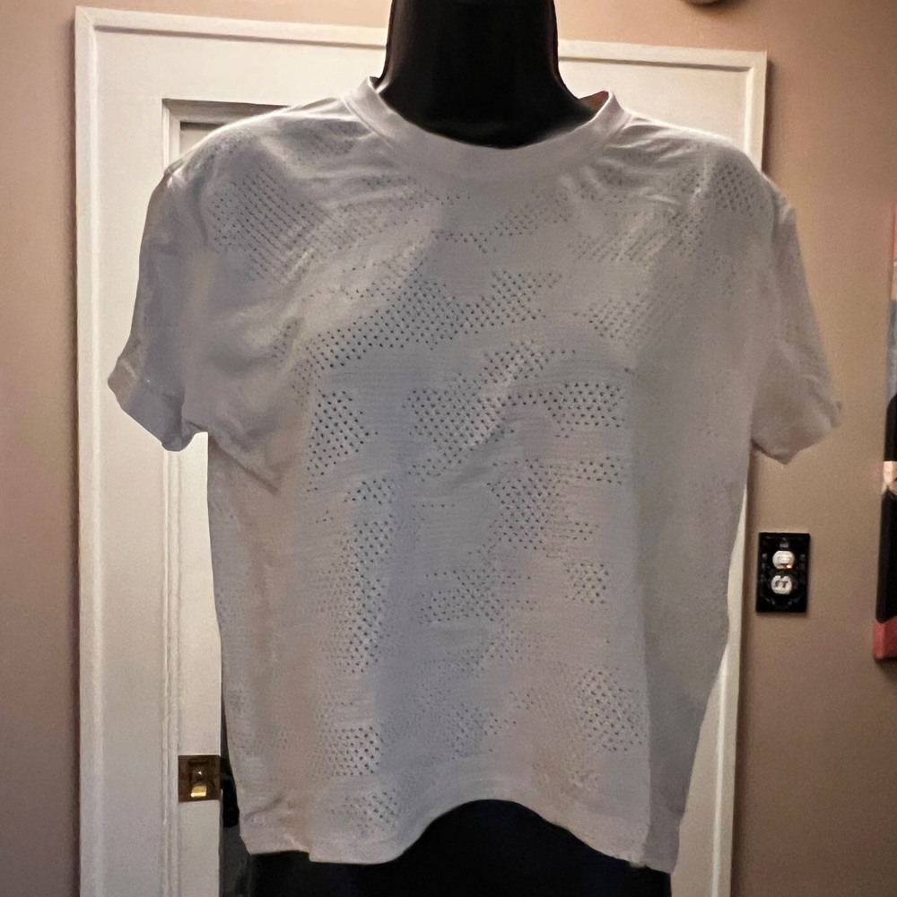 Lululemon Cream Colored Mesh Short Sleeved Shirt Size: 6